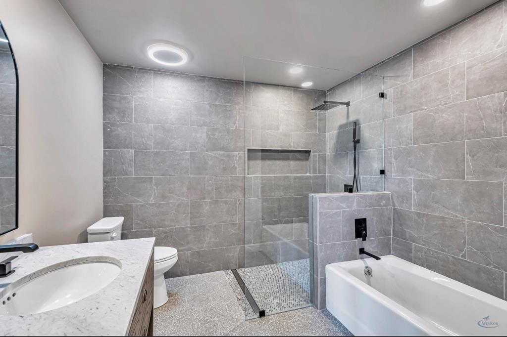 secondary en-suite bath with bathtub & separate wa